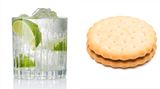 Gin Tonic  Der Longdrink besteht aus drei Zutaten: Gin, Tonic Water und etwas Limette. Vernachlässigt man nun den Kaloriengehalt der Limette und rechnet auf ein Cocktailglas 20 Milliliter Gin (45 Kilokalorien) und 230 Milliliter Tonic Water (78 Kilokalorien), ergibt das eine Gesamtmenge von 123 Kilokalorien. Diese Menge entspricht dem Kaloriengehalt eines Doppelkekses mit Schokoladenfüllung (117 Kilokalorien).