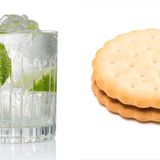Gin Tonic  Der Longdrink besteht aus drei Zutaten: Gin, Tonic Water und etwas Limette. Vernachlässigt man nun den Kaloriengehalt der Limette und rechnet auf ein Cocktailglas 20 Milliliter Gin (45 Kilokalorien) und 230 Milliliter Tonic Water (78 Kilokalorien), ergibt das eine Gesamtmenge von 123 Kilokalorien. Diese Menge entspricht dem Kaloriengehalt eines Doppelkekses mit Schokoladenfüllung (117 Kilokalorien).