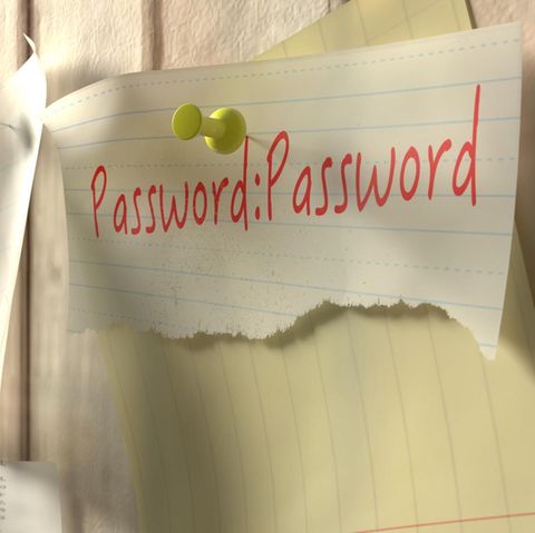 Ein Passwort, das an einer Pinnwand hängt