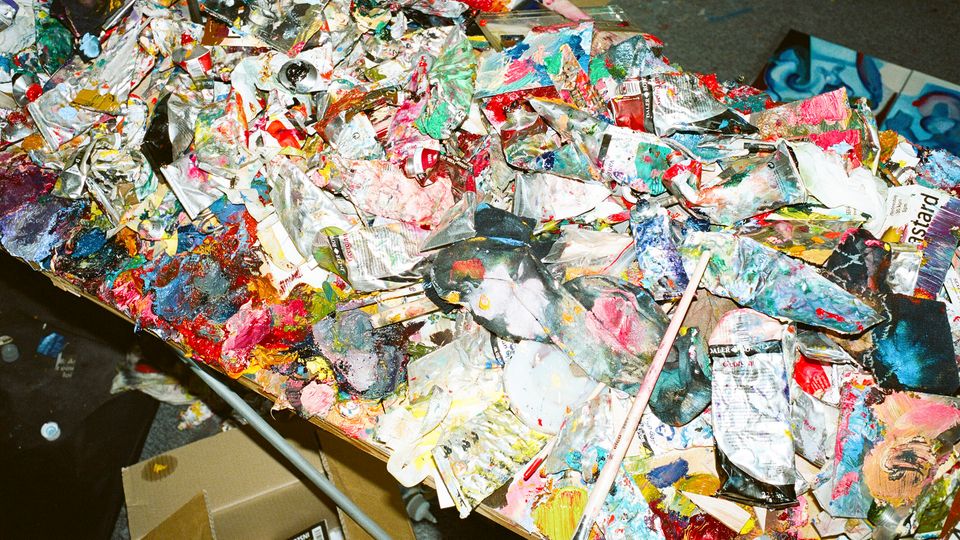 Sind die leeren Farbflaschen in Iskins Atelier auch Kunst? Sind die leeren Farbflaschen in Iskins Atelier auch Kunst?