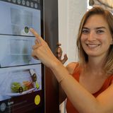 Ein Kühlschrank mit einem eingebauten iPad