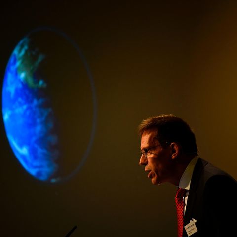 Thomas Perlmann, Geschäftsführer des "Nobel Committee for Physiology or Medicine", gibt die diesjährigen Gewinner bekannt