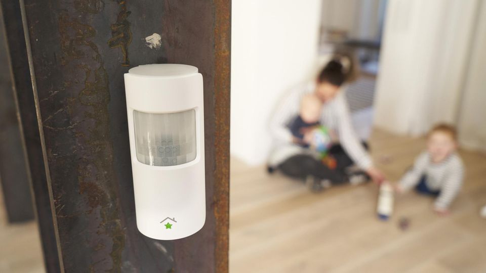 Smart Home Sicherheit: Bewegungsmelder wie dieser hier von Innogy lassen sich über eine SmartHome-Zentrale mit Überwachungskameras zu einem Netzwerk zusammenschalten. Auf diese Weise lässt sich ein ganzes Haus abdecken und keine Bewegung bleibt unbemerkt. Bewegungsmelder wie dieser hier von Innogy lassen sich über eine SmartHome-Zentrale mit Überwachungskameras zu einem Netzwerk zusammenschalten. Auf diese Weise lässt sich ein ganzes Haus abdecken und keine Bewegung bleibt unbemerkt.
