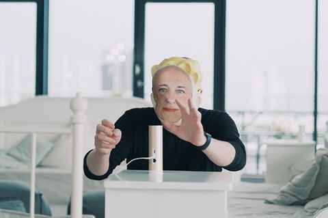 Ein Mann mit einer Maske versucht, eine Kamera mit Gesichtserkennung zu überlisten