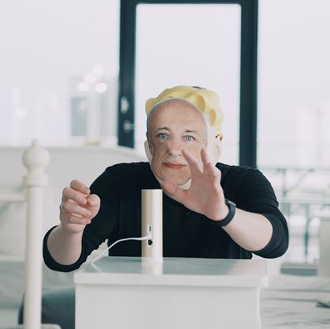 Ein Mann mit einer Maske versucht, eine Kamera mit Gesichtserkennung zu überlisten