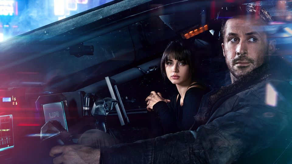 Blade Runner 2049: An seiner Seite von Ryan Gosling: Joi (Ana de Armas). "Blade Runner 2049" startet am 5. Oktober 2017 An seiner Seite von Ryan Gosling: Joi (Ana de Armas). "Blade Runner 2049" startet am 5. Oktober 2017