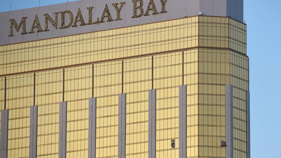 Im 32. Stockwerk des Mandalay Bay in Las Vegas sind die Fensterscheiben zerbrochen Im 32. Stockwerk des Mandalay Bay in Las Vegas sind die Fensterscheiben zerbrochen