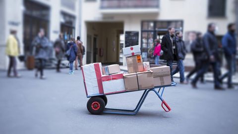 Pakete liegen auf einer Karre