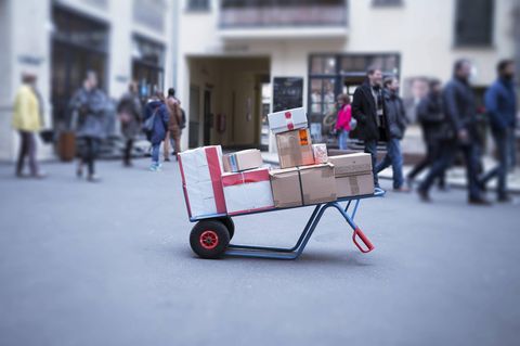 Pakete liegen auf einer Karre