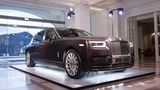Der Rolls Royce Phantom VIII ist mit langem Radstand 5,98 Meter lang