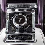 Der Drehknopf lässt sich in die Mittelkonsole klappen