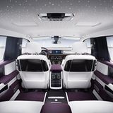 Die Picknicktische mit den zwölf Zoll Monitoren klappen elektrisch auf