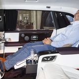 Business Class Feeling im Fond - wow!!! (Und auf dem Monitor läuft "Goldfinger")