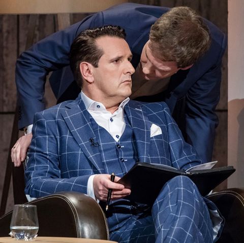 Tuschelei unter Löwen: Ralf Dümmel und Carsten Maschmeyer kommen sich beim Pitch der Nahrungsergänzungsmittelfirma Veluvia nahe.