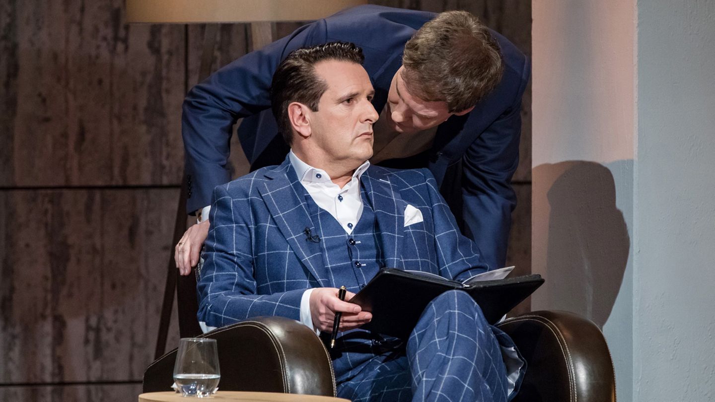 Tuschelei unter Löwen: Ralf Dümmel und Carsten Maschmeyer kommen sich beim Pitch der Nahrungsergänzungsmittelfirma Veluvia nahe.