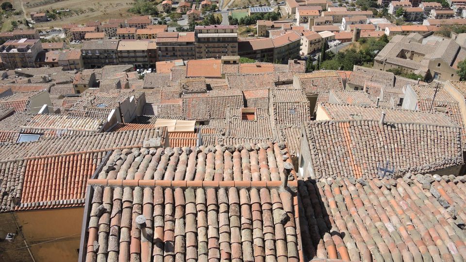 Sonniges Ferienhaus?: Romantik kann auch anstrengend sein - die Häuser in Gangi auf Sizilien sehen verträumt aus. Doch sie müssen aufwändig renoviert werden. Romantik kann auch anstrengend sein - die Häuser in Gangi auf Sizilien sehen verträumt aus. Doch sie müssen aufwändig renoviert werden.