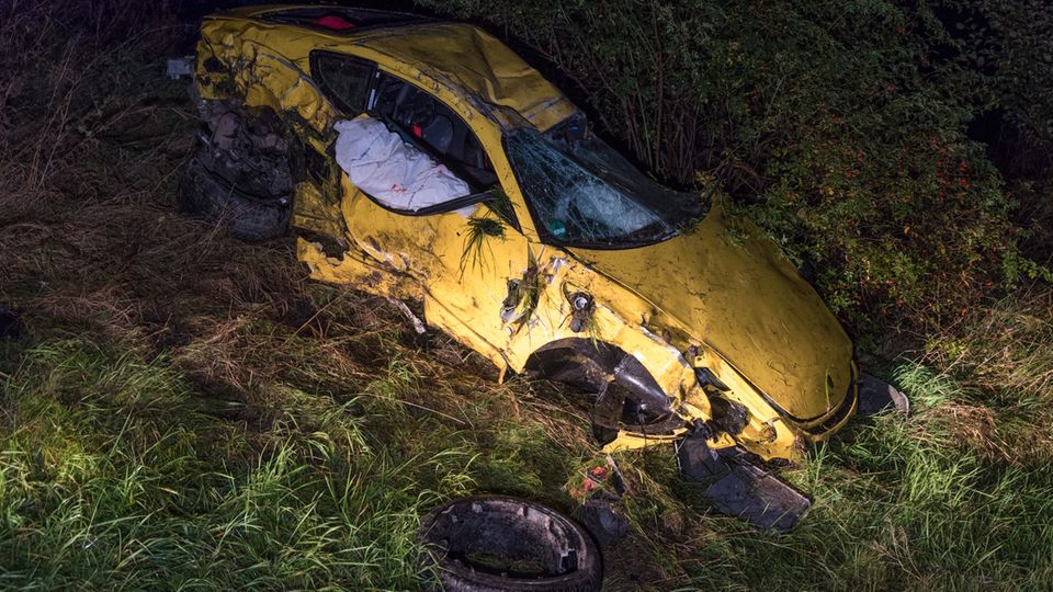 Nach dem Unfall: der zerbeulte Porsche 911 Carrera Nach dem Unfall: der zerbeulte Porsche 911 Carrera