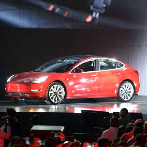 Tesla-Gründer Elon Musk stellt Model 3 vor