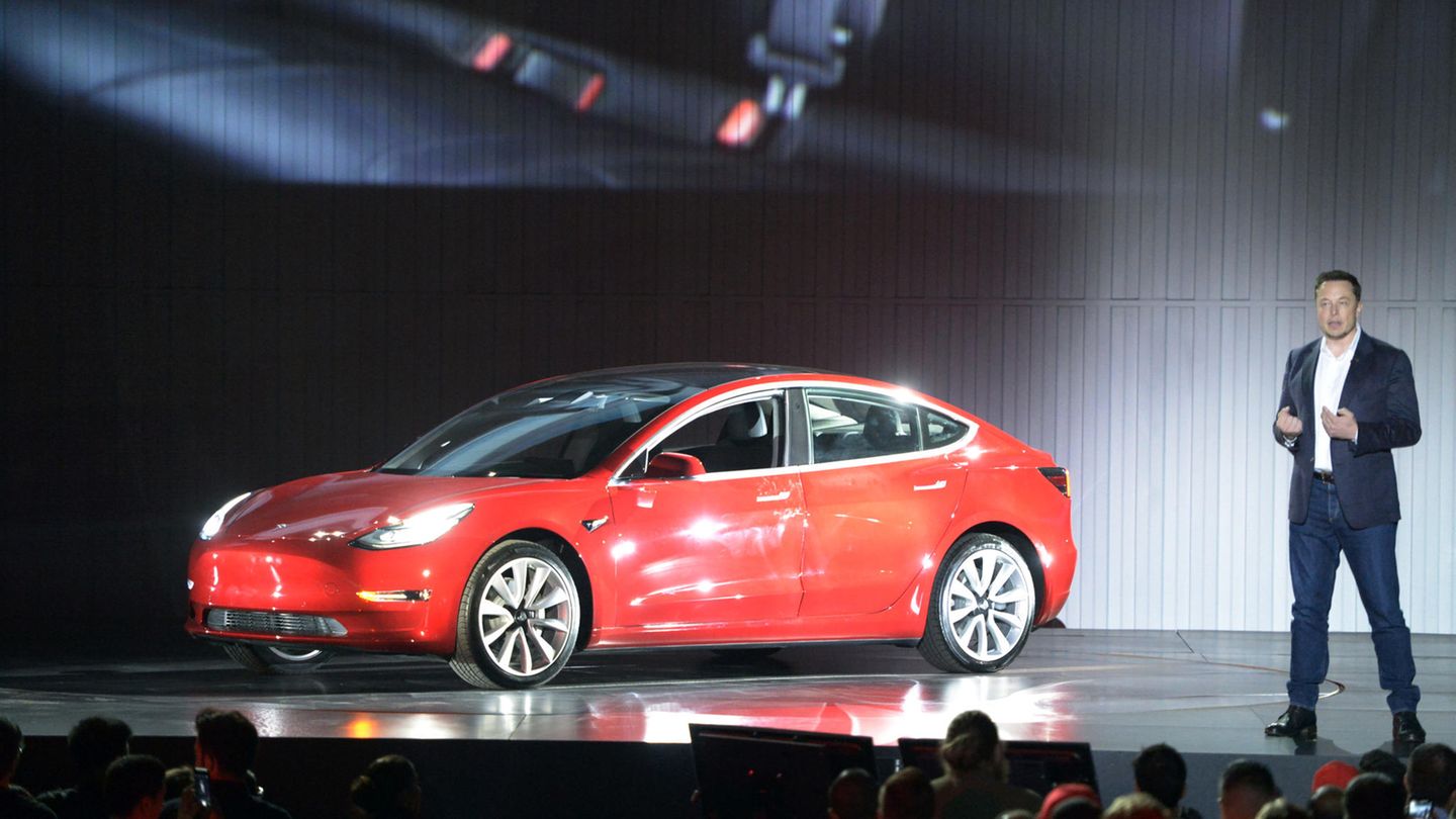 Tesla-Gründer Elon Musk stellt Model 3 vor