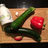 Die Macher von "Good Eggwhites" setzen auf ein einfaches Konzept: 16 Hühner-Eiweiße in einer 500 Milliliter-Flasche. Kostenpunkt: neun Euro. Mit den halben Eiern lassen sich Shakes, Omelettes und Aufläufe zaubern. Weil das Eigelb fehlt, enthält das Hühner-Produkt kaum Fett. Auch die Rezepte in den eigens entworfenen "Good Eggwhites"-Kochbüchern sind "Low-Carb" und "Low-Fat", also enthalten nur wenige Kohlenhydrate und Fett, und sollen lange sättigen. In zehn Wochen sollen bei Abnehmwilligen so bis zu zehn Kilo Fett purzeln.   Aber kann die eiweißreiche Kost überhaupt schmecken? Wir haben das Produkt getestet und mit den Flaschen-Eiern eine Lasagne mit Zucchini, Rucola und Schinken gekocht. Das Rezept stammt aus dem Kochbuch "Eiweiß - das gesunde Abnehmkonzept" von "Pumperlgsund".