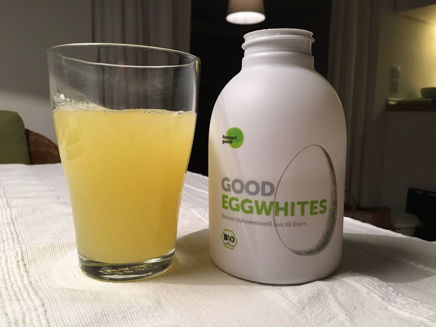 In der "Höhle der Löwen" konnte das Bio-Eiweiß bereits überzeugen: Frank Thelen investiert in die Idee der beiden Gründer Jan Götekin und Fabian König aus München.   Optisch ist das Produkt jedoch zunächst gewöhnungsbedürftig: Aus der Flasche fließt eine gelblich-schaumige Flüssigkeit. Der Geruch? Ziemlich neutral.   Weil das Eiweiß wärmebehandelt wurde, ist es recht lange haltbar: Eine ungeöffnete Flasche kann einige Monate bei Raumtemperatur lagern. Ist der Verschluss aber erst einmal offen, muss das Eiweiß in den Kühlschrank und ist dann noch mindestens 7 Tage haltbar.
