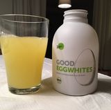 In der "Höhle der Löwen" konnte das Bio-Eiweiß bereits überzeugen: Frank Thelen investiert in die Idee der beiden Gründer Jan Götekin und Fabian König aus München.   Optisch ist das Produkt jedoch zunächst gewöhnungsbedürftig: Aus der Flasche fließt eine gelblich-schaumige Flüssigkeit. Der Geruch? Ziemlich neutral.   Weil das Eiweiß wärmebehandelt wurde, ist es recht lange haltbar: Eine ungeöffnete Flasche kann einige Monate bei Raumtemperatur lagern. Ist der Verschluss aber erst einmal offen, muss das Eiweiß in den Kühlschrank und ist dann noch mindestens 7 Tage haltbar.