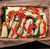 Für die Gemüse-Lasagne heißt es zunächst einmal: schnippeln. In der Auflaufform landen 500 Gramm Zucchini, 75 Gramm Rucola, eine Knoblauchzehe, etwas Chili, eine rote Paprika, 100 Gramm Ricotta, 200 Gramm Schinken, Kräuter der Provence, Salz, Pfeffer, 30 Gramm Parmesan  - und eine halbe Packung "Good Eggwhites". Das entspricht etwa 250 Gramm Hühner-Eiweiß.  Laut Rezept soll das Schneiden und Schichten der Zutaten etwa 15 Minuten dauern. Das ist für unseren Test etwas zu knapp bemessen: Weil die Zucchini in feine Scheiben geschnitten werden müssen, dauert es ein paar Minuten länger.