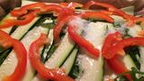 Zu guter Letzt folgt das Hühner-Eiweiß: Es soll die einzelnen Gemüse-Schinken-Schichten miteinander verbinden, sodass eine richtige Lasagne entsteht.    Eine Portion (660 Gramm) des fertigen Auflaufs soll laut Rezeptbuch etwa 365 Kilokalorien enthalten, dazu neun Gramm Fett, 13 Gramm Kohlenhydrate und 55 Gramm Eiweiß.
