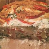 Und, wie schmeckt's?    Geschmacklich ist der Auflauf okay, aber keine Wucht. Das Eiweiß verleiht der Lasagne eine weiche Textur, trägt aber nicht viel zum Aroma bei. Der Knoblauch ist sehr dominant, ebenso wie die Kräuter. Wer die Lasagne zum Abendessen isst, sollte sich auf eine ordentliche Knoblauchfahne am folgenden Morgen einstellen. Immerhin: Das Gericht macht satt und hinterlässt auf dem Teller so gut wie keine Fettflecken. Das weist auf einen niedrigen Fettgehalt hin.   Fazit: Eine nette Alternative zum herkömmlichen Abendessen. Gut für Abnehmwillige und Sportler. Wer auf eine geschmackliche Offenbarung hofft, dürfte jedoch enttäuscht sein.