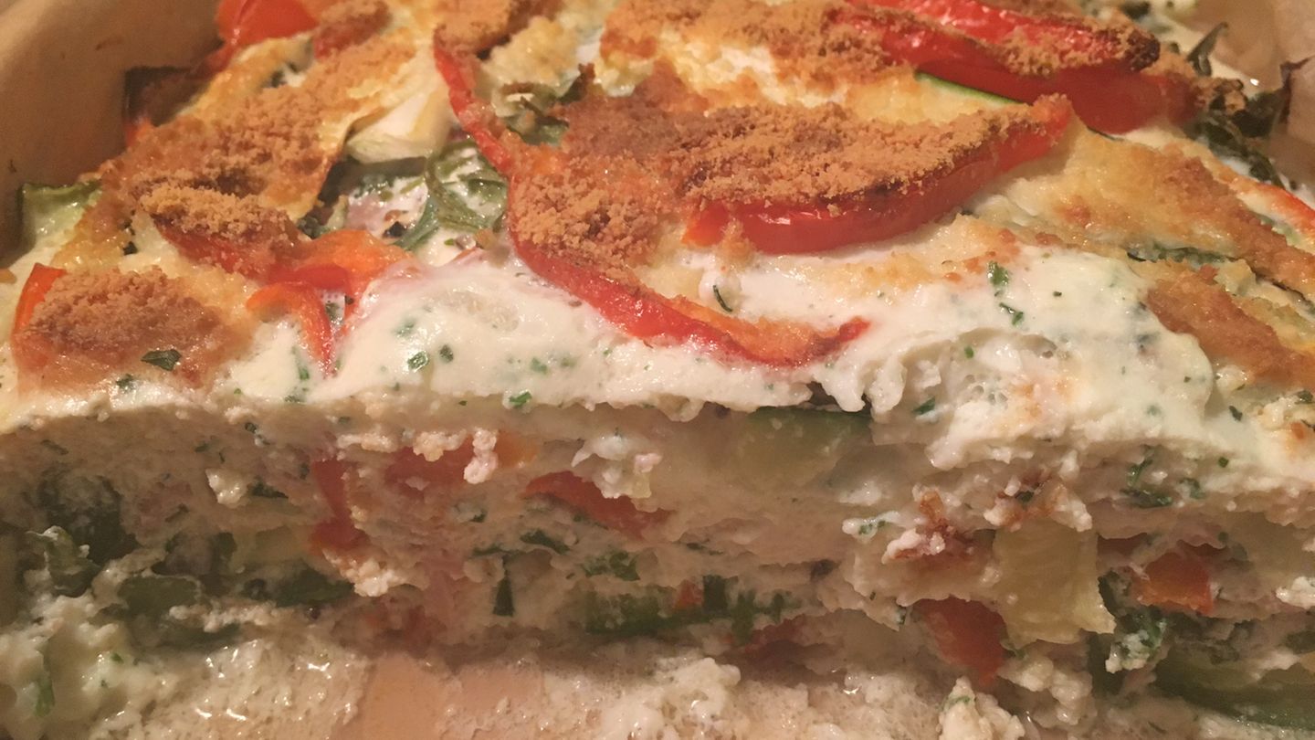 Und, wie schmeckt's?    Geschmacklich ist der Auflauf okay, aber keine Wucht. Das Eiweiß verleiht der Lasagne eine weiche Textur, trägt aber nicht viel zum Aroma bei. Der Knoblauch ist sehr dominant, ebenso wie die Kräuter. Wer die Lasagne zum Abendessen isst, sollte sich auf eine ordentliche Knoblauchfahne am folgenden Morgen einstellen. Immerhin: Das Gericht macht satt und hinterlässt auf dem Teller so gut wie keine Fettflecken. Das weist auf einen niedrigen Fettgehalt hin.   Fazit: Eine nette Alternative zum herkömmlichen Abendessen. Gut für Abnehmwillige und Sportler. Wer auf eine geschmackliche Offenbarung hofft, dürfte jedoch enttäuscht sein.