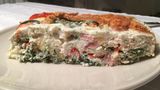Der Parmesan hat eine schöne Farbe bekommen, das Eiweiß ist gestockt: Unsere Lasagne war etwas länger als die vorgesehenen 30 Minuten im Backofen, weil das Gemüse nach Ablauf der Zeit noch sehr bissfest war. Auch der Knoblauch war zu diesem Zeitpunkt noch nicht durchgegart - rohen Knoblauch muss man mögen. Nach 45 Minuten im Ofen kann das Ergebnis jedoch überzeugen.
