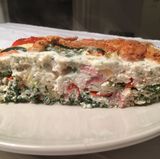 Der Parmesan hat eine schöne Farbe bekommen, das Eiweiß ist gestockt: Unsere Lasagne war etwas länger als die vorgesehenen 30 Minuten im Backofen, weil das Gemüse nach Ablauf der Zeit noch sehr bissfest war. Auch der Knoblauch war zu diesem Zeitpunkt noch nicht durchgegart - rohen Knoblauch muss man mögen. Nach 45 Minuten im Ofen kann das Ergebnis jedoch überzeugen.