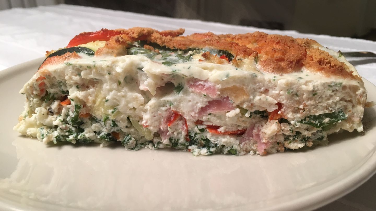 Der Parmesan hat eine schöne Farbe bekommen, das Eiweiß ist gestockt: Unsere Lasagne war etwas länger als die vorgesehenen 30 Minuten im Backofen, weil das Gemüse nach Ablauf der Zeit noch sehr bissfest war. Auch der Knoblauch war zu diesem Zeitpunkt noch nicht durchgegart - rohen Knoblauch muss man mögen. Nach 45 Minuten im Ofen kann das Ergebnis jedoch überzeugen.