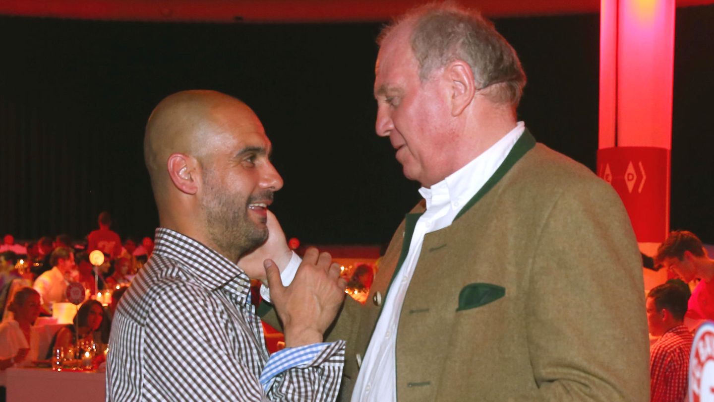 Pep Guardiola (l.) und Uli Hoeneß haben sich am Rande des Oktoberfestes in München getroffen (Archivbild)