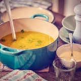 Brühe  Egal ob Gemüse-, Hühner- oder Rinderbrühe: Sie ist fester Bestandteil von Saucen und Suppen und vor allem in der kalten Jahreszeit ideal. Am besten kocht man große Mengen selber, friert sie ein - oder aber trocknet Gemüse und bereitet so seine eigenen Brühwürfel zu. Lesen Sie mehr dazu hier! 