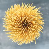 Nudeln  Der Klassiker schlechthin: Ohne Nudeln sollte keine Vorratskammer auskommen. Mit etwas Olivenöl, Knoblauch und getrocknetem Chili zaubert man daraus im Handumdrehen ein ganzes Gericht. Hier geht's zum Rezept!