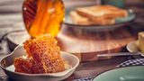 Honig  Zum Süßen von Desserts, Saucen oder Tees: Honig sollte niemals fehlen.