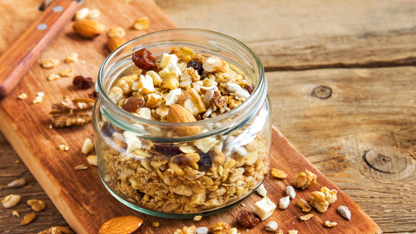 Müsli  Wenn der Kühlschrank nichts Frisches zum Frühstücken hergibt, sollte man immer eine Packung Müsli im Haus haben. Kann man auch ganz leicht selber machen.