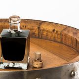 Essig  Die Betonung liegt auf einem guten Essig. Geizen Sie nicht beim Einkauf. Denn schon ein paar Tröpfchen reichen, um Saucen zu verfeinern oder einen langweiligen Salat aufzupeppen.