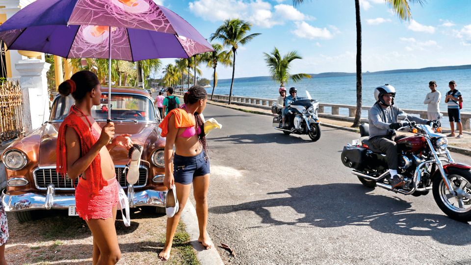 Kuba: Sonne, Meer, Oldtimer. Die Motorradtouristen in Cienfuegos Sonne, Meer, Oldtimer. Die Motorradtouristen in Cienfuegos