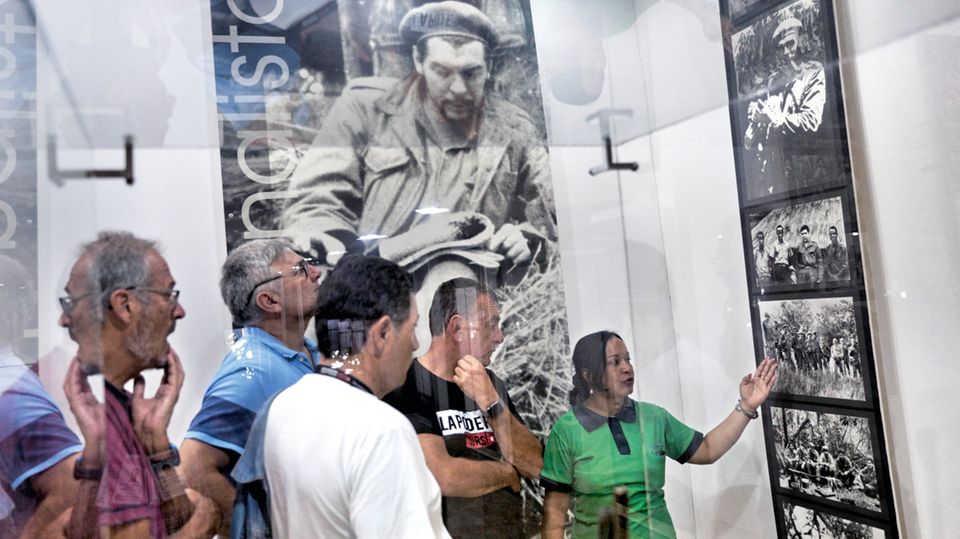 Kuba: Eine Führerin erklärt den Touristen das Leben von Che in dessen Mausoleum in Santa Clara Eine Führerin erklärt den Touristen das Leben von Che in dessen Mausoleum in Santa Clara