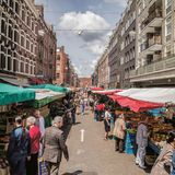 Drei Geheimtipps für den Ten Katemarkt in AmsterdamSpeisetipp: Frische Windbeutel oder, wie sie in Amsterdam heißen, Bossche Bol bei Adrie Straathof.Getränketipp: Eine von aberhunderten Gin-&-Tonic-Kombinationen an der G&T Bar.Vorher noch nie gesehen: Geräucherte Kiemen. Eine spezielle Delikatesse von Fischhändler Jam.