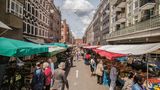 Drei Geheimtipps für den Ten Katemarkt in AmsterdamSpeisetipp: Frische Windbeutel oder, wie sie in Amsterdam heißen, Bossche Bol bei Adrie Straathof.Getränketipp: Eine von aberhunderten Gin-&-Tonic-Kombinationen an der G&T Bar.Vorher noch nie gesehen: Geräucherte Kiemen. Eine spezielle Delikatesse von Fischhändler Jam.