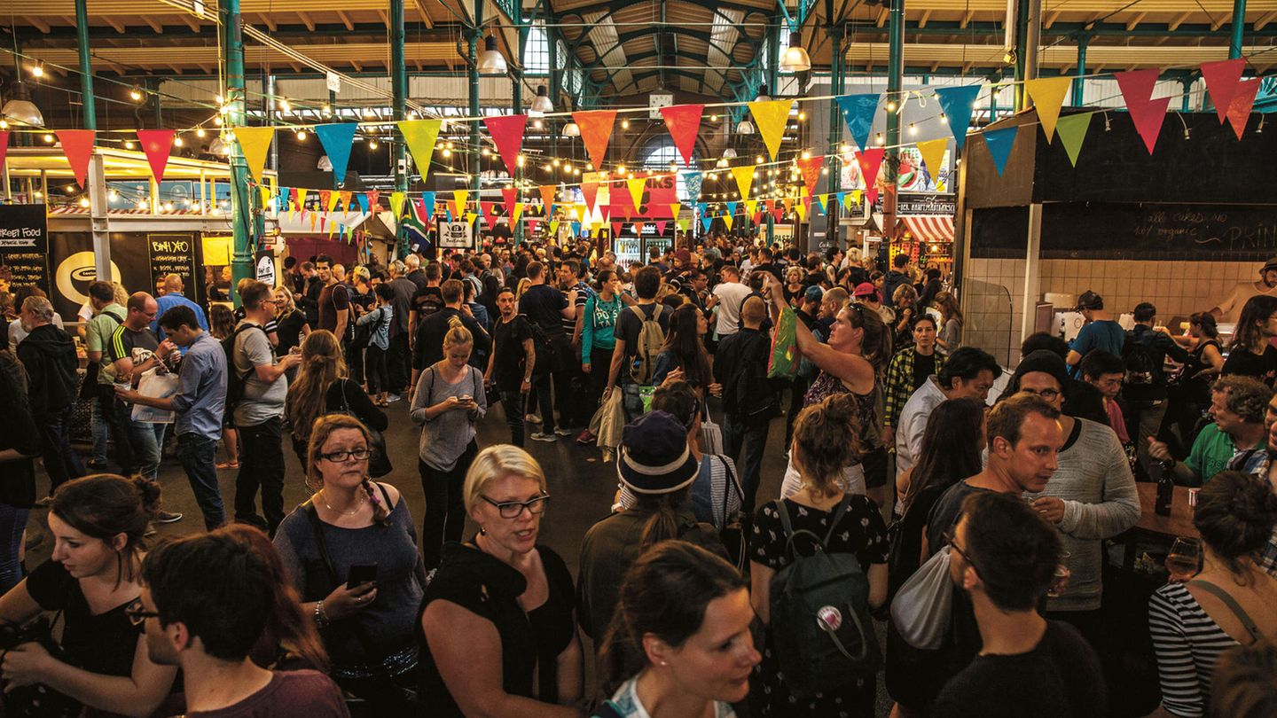 Drei Geheimtipps für die Markthalle Neun in BerlinSpeisetipp: Ohne Übertreibung der beste Burger der Welt: bei Kumpel & Keule. MIt einer Hand essbar, bestes Fleisch, Käse, Brot und etwas Salat.Spezialtipp: Street Food Thursday, allerdings sehr starkt besucht. Frühes Kommen sichert die besten Snacks.Vorher noch nie gesehen: Gua Bao Burger. Gedämpftes Reisbrötchen mit Rindernacken, Soja, Nüssen und Koriander.