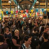 Drei Geheimtipps für die Markthalle Neun in BerlinSpeisetipp: Ohne Übertreibung der beste Burger der Welt: bei Kumpel & Keule. MIt einer Hand essbar, bestes Fleisch, Käse, Brot und etwas Salat.Spezialtipp: Street Food Thursday, allerdings sehr starkt besucht. Frühes Kommen sichert die besten Snacks.Vorher noch nie gesehen: Gua Bao Burger. Gedämpftes Reisbrötchen mit Rindernacken, Soja, Nüssen und Koriander.