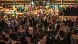 Drei Geheimtipps für die Markthalle Neun in BerlinSpeisetipp: Ohne Übertreibung der beste Burger der Welt: bei Kumpel & Keule. MIt einer Hand essbar, bestes Fleisch, Käse, Brot und etwas Salat.Spezialtipp: Street Food Thursday, allerdings sehr starkt besucht. Frühes Kommen sichert die besten Snacks.Vorher noch nie gesehen: Gua Bao Burger. Gedämpftes Reisbrötchen mit Rindernacken, Soja, Nüssen und Koriander.