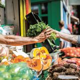 Drei Geheimtipps für den Brixton Market in LondonSpeisetipp: Ribs im Bukowski Charcoal Grill von Robin Freeman.100 Marktstände hat dieser MarktGetränketipp: Ein Flat White bei Federation Coffee.