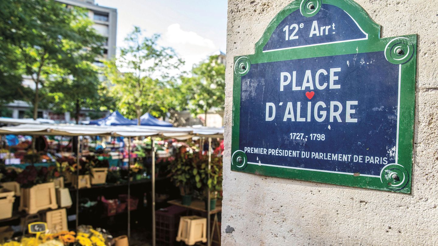 Von Kopenhagen bis Syrakus: Drei Geheimtipps für den Marché d'Aligre in ParisSpeisetipp: Cochon de lait, das Milchferkel vom Spieß, direkt auf die Hand, von Metzgermeister Patrick Hayée in der gleichnamigen MetzgereiAchtung, Pause: Ab 9 Uhr kann man auf dem Markt einkaufen. Außer montags, da ist der Markt geschlossen. Zwischen 13 und 16 Uhr ist Mittagsruhe. Vorher noch nie gesehen: Gegrillte Lammköpfe. Unter stetigem Rotieren geben die Lammköpfe ihr Fett an die darunterliegenden Pommes parisienne ab. Drei Geheimtipps für den Marché d'Aligre in ParisSpeisetipp: Cochon de lait, das Milchferkel vom Spieß, direkt auf die Hand, von Metzgermeister Patrick Hayée in der gleichnamigen MetzgereiAchtung, Pause: Ab 9 Uhr kann man auf dem Markt einkaufen. Außer montags, da ist der Markt geschlossen. Zwischen 13 und 16 Uhr ist Mittagsruhe. Vorher noch nie gesehen: Gegrillte Lammköpfe. Unter stetigem Rotieren geben die Lammköpfe ihr Fett an die darunterliegenden Pommes parisienne ab.