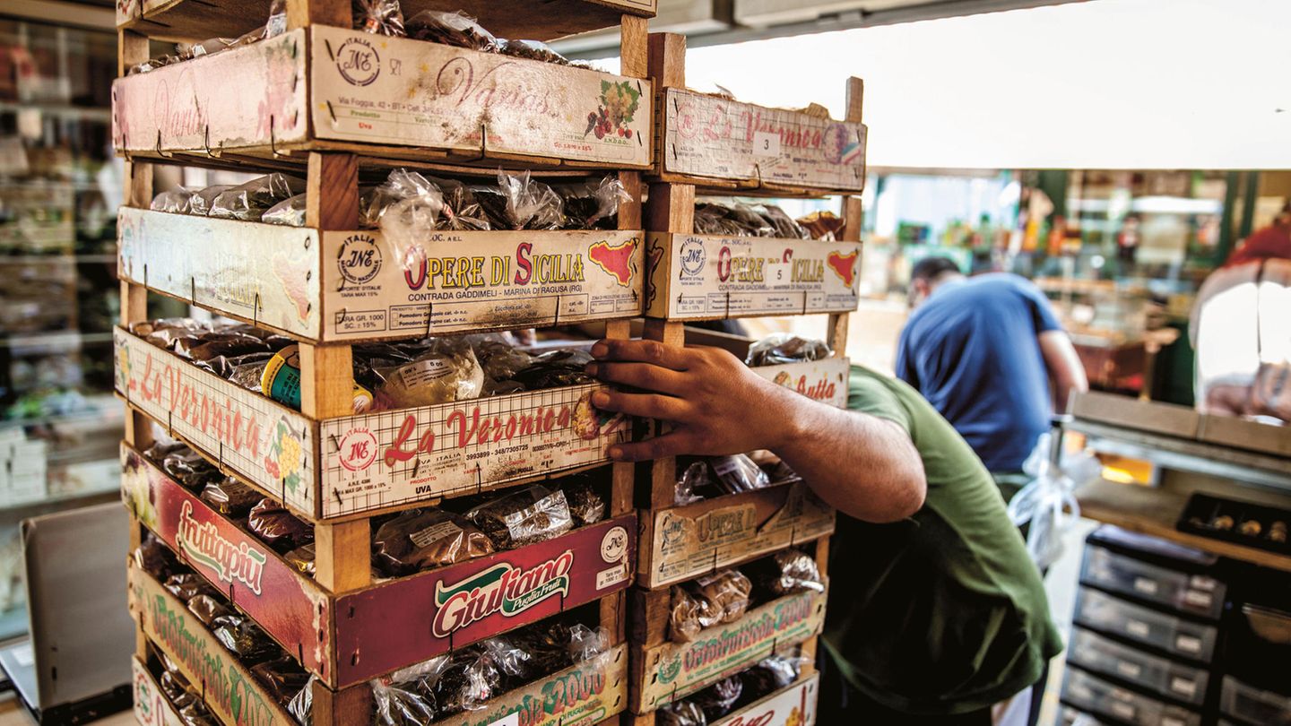 Von Kopenhagen bis Syrakus: Drei Geheimtipps für den Naschmarkt in WienSpeisetipp: Im Herzen des Marktes liegt der Ursprung der NENI-Gastronomie-Familie um Haya Molcho. In ihrem kleinen Bistro empfehle ich die Feuer-Aubergine und den berühmten Hummus.170 Marktstände hat dieser Markt.Vorher noch nie gesehen: Die wildesten Frucht- und Obstsorten aus der ganzen Welt findet man hier. Frisch und/oder getrocknet. Drei Geheimtipps für den Naschmarkt in WienSpeisetipp: Im Herzen des Marktes liegt der Ursprung der NENI-Gastronomie-Familie um Haya Molcho. In ihrem kleinen Bistro empfehle ich die Feuer-Aubergine und den berühmten Hummus.170 Marktstände hat dieser Markt.Vorher noch nie gesehen: Die wildesten Frucht- und Obstsorten aus der ganzen Welt findet man hier. Frisch und/oder getrocknet.