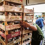 Drei Geheimtipps für den Naschmarkt in WienSpeisetipp: Im Herzen des Marktes liegt der Ursprung der NENI-Gastronomie-Familie um Haya Molcho. In ihrem kleinen Bistro empfehle ich die Feuer-Aubergine und den berühmten Hummus.170 Marktstände hat dieser Markt.Vorher noch nie gesehen: Die wildesten Frucht- und Obstsorten aus der ganzen Welt findet man hier. Frisch und/oder getrocknet.